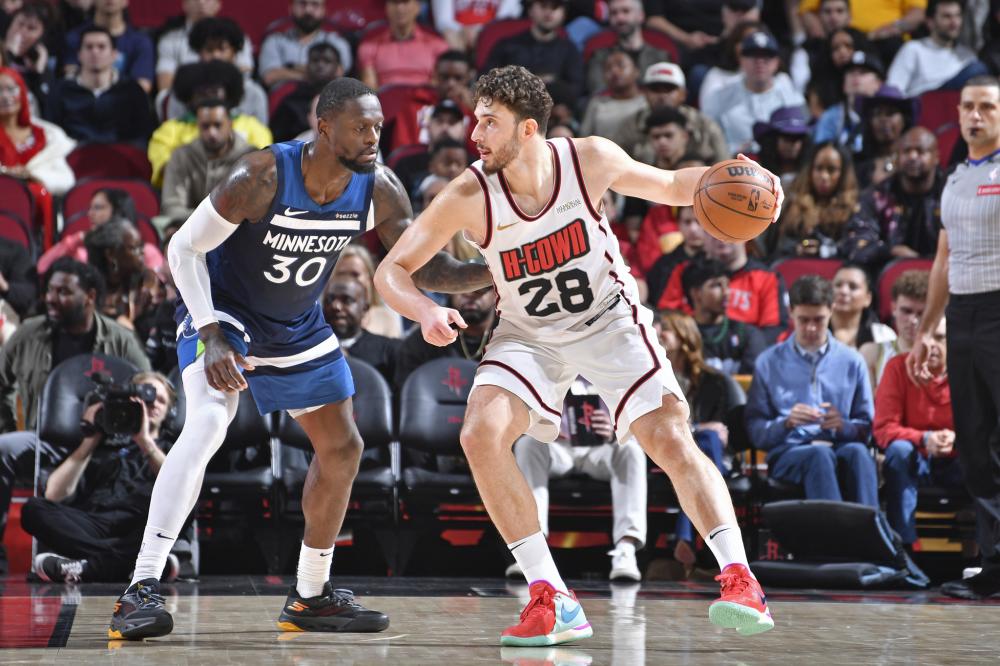 詹姆斯中国之行！湖人超巨搭公务机凌晨抵达上海，球迷深夜热情接机