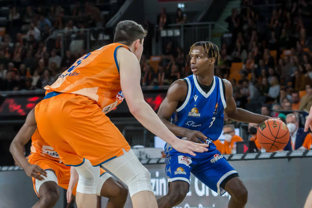 体坛名场面丨阿隆索2停打3停翻台马萨，06年法国站舒马赫最后一个杆位.