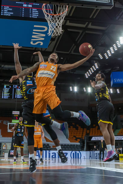 他将给年轻 他将给年轻